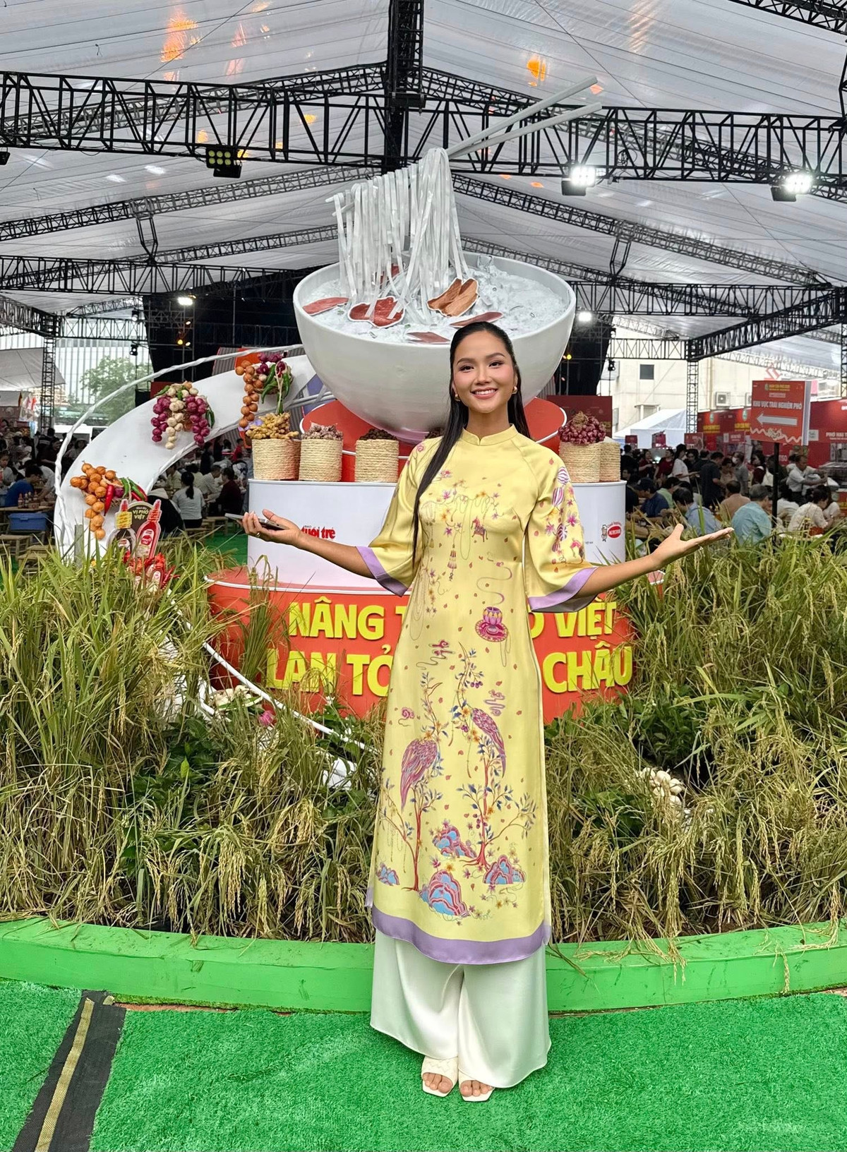 Hoa hậu H'Hen Niê đẹp nền nã trong tà áo dài ở một sự kiện. Ảnh: FB H'Hen Niê