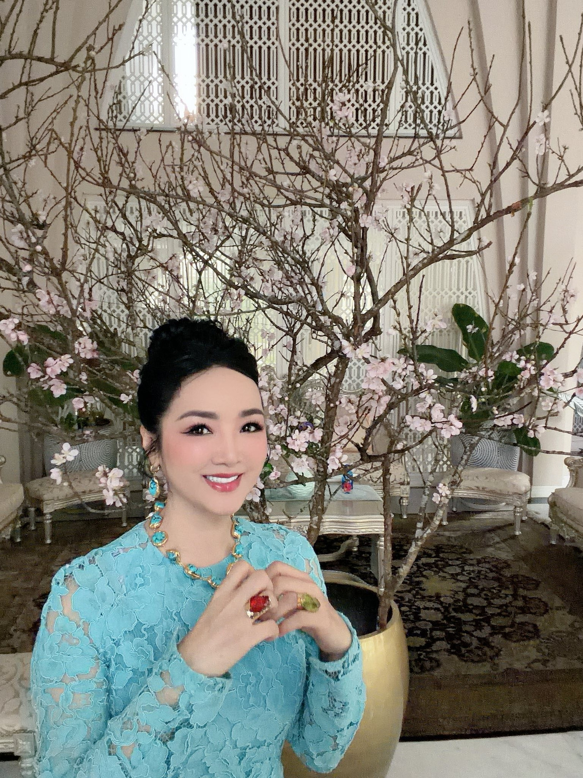 Hoa hậu Giáng My "điệu đà dưới hoa xuân". Ảnh: FB Giang My Nguyen