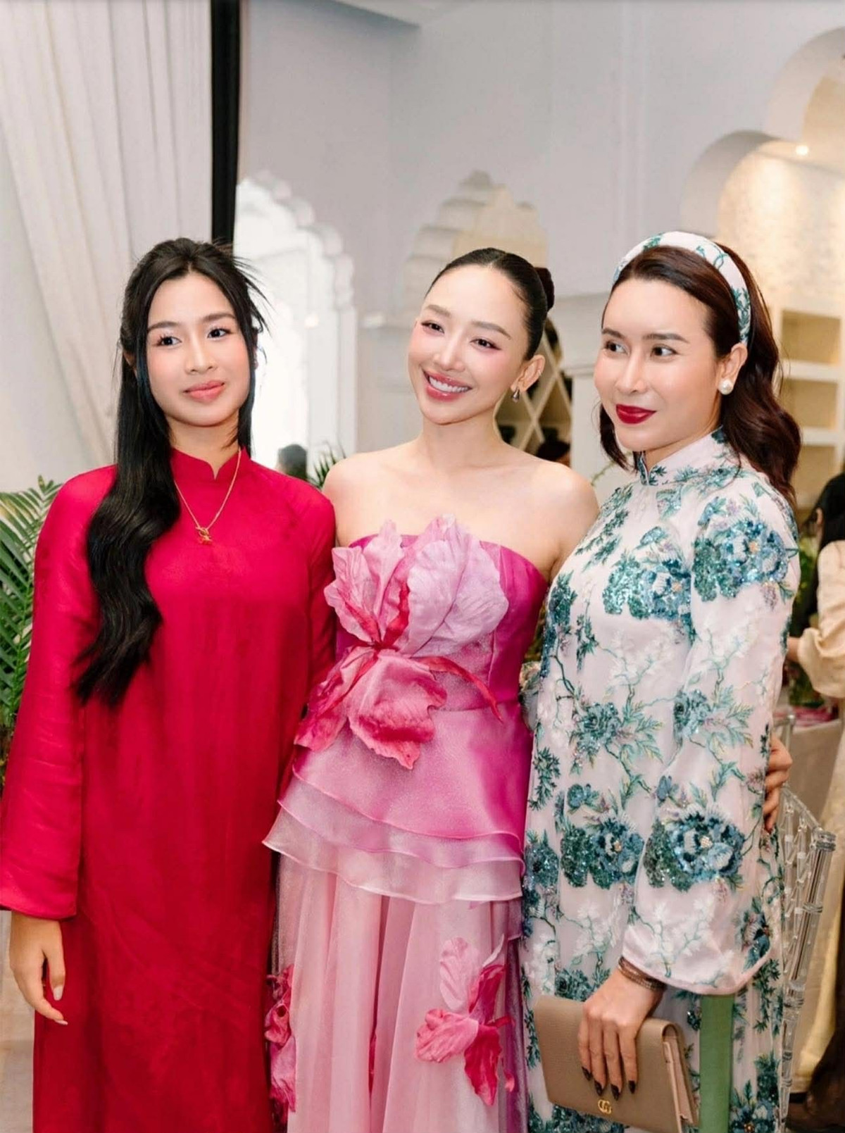 Xuất hiện bên mẹ tại sự kiện gần đây, Mina – con gái lớn của Lưu Hương Giang và Hồ Hoài Anh ghi điểm với sự dịu dàng, đằm thắm khi diện áo dài.