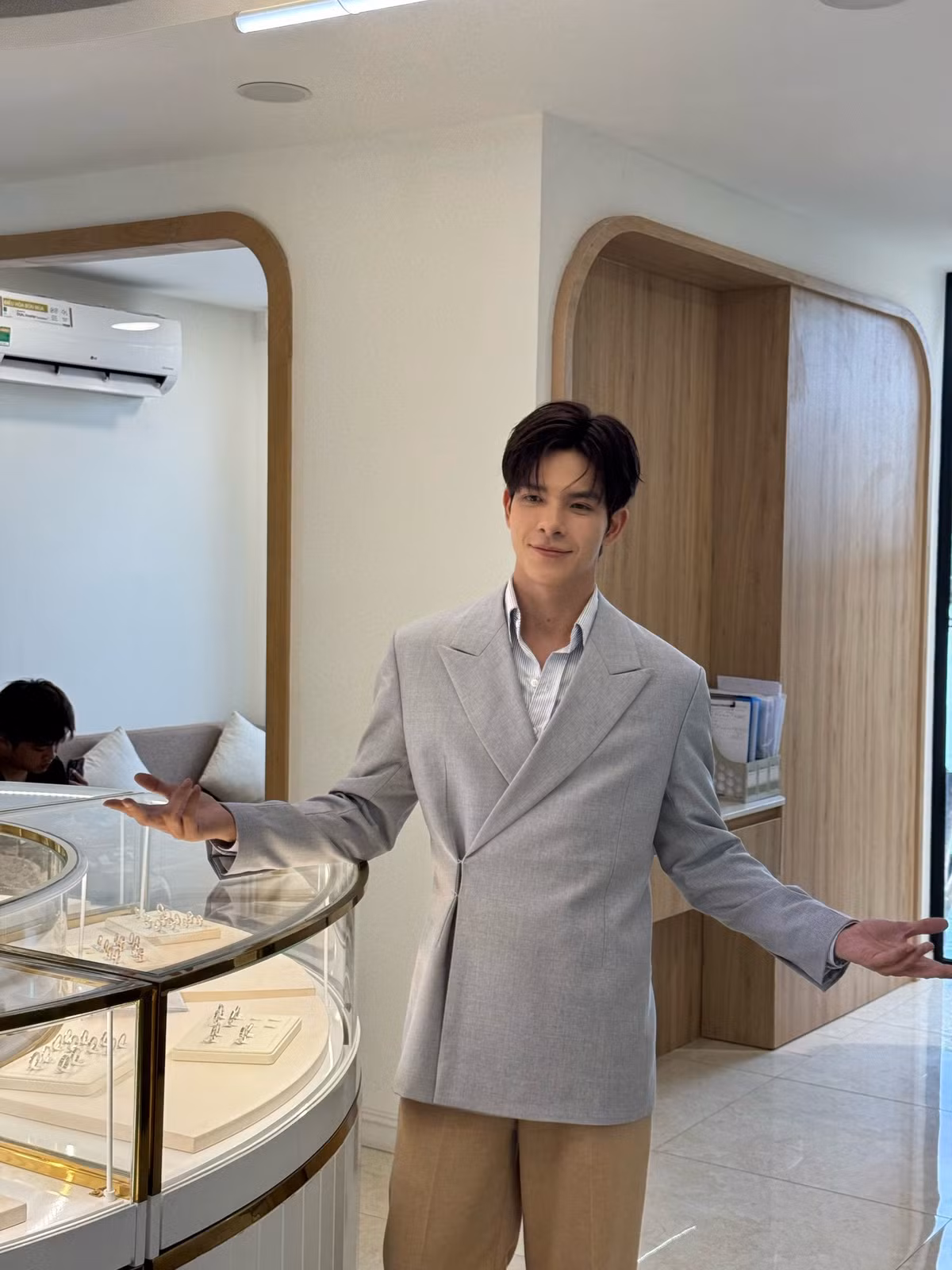 Nam nghệ sĩ thường xuyên xuất hiện với những bộ suit thời thượng, phong cách thời trang lịch lãm và chỉn chu.