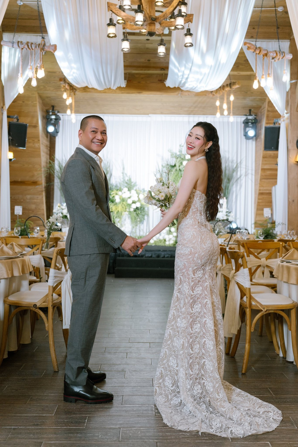 Kiểu tóc xoăn buông thả cùng lối trang điểm trong trẻo giúp nàng hậu ghi điểm bởi vẻ đẹp dịu dàng, quyến rũ.