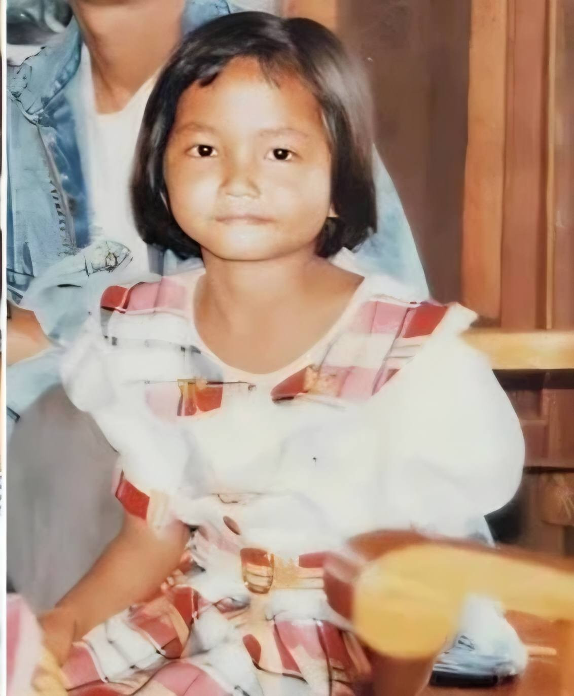 Loạt ảnh cũ của H’Hen Niê vẫn trở thành tâm điểm bàn luận khi netizen phát hiện những chi tiết thú vị về ngoại hình của cô từ bé.