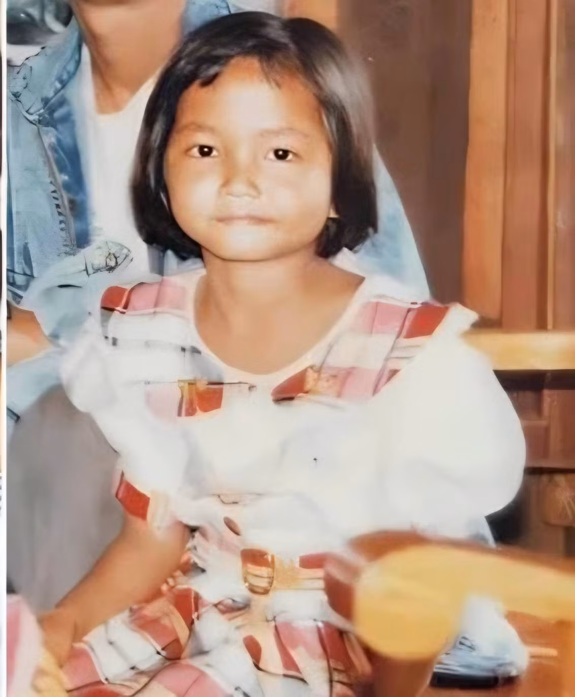 Loạt ảnh cũ của H’Hen Niê vẫn trở thành tâm điểm bàn luận khi netizen phát hiện những chi tiết thú vị về ngoại hình của cô từ bé.