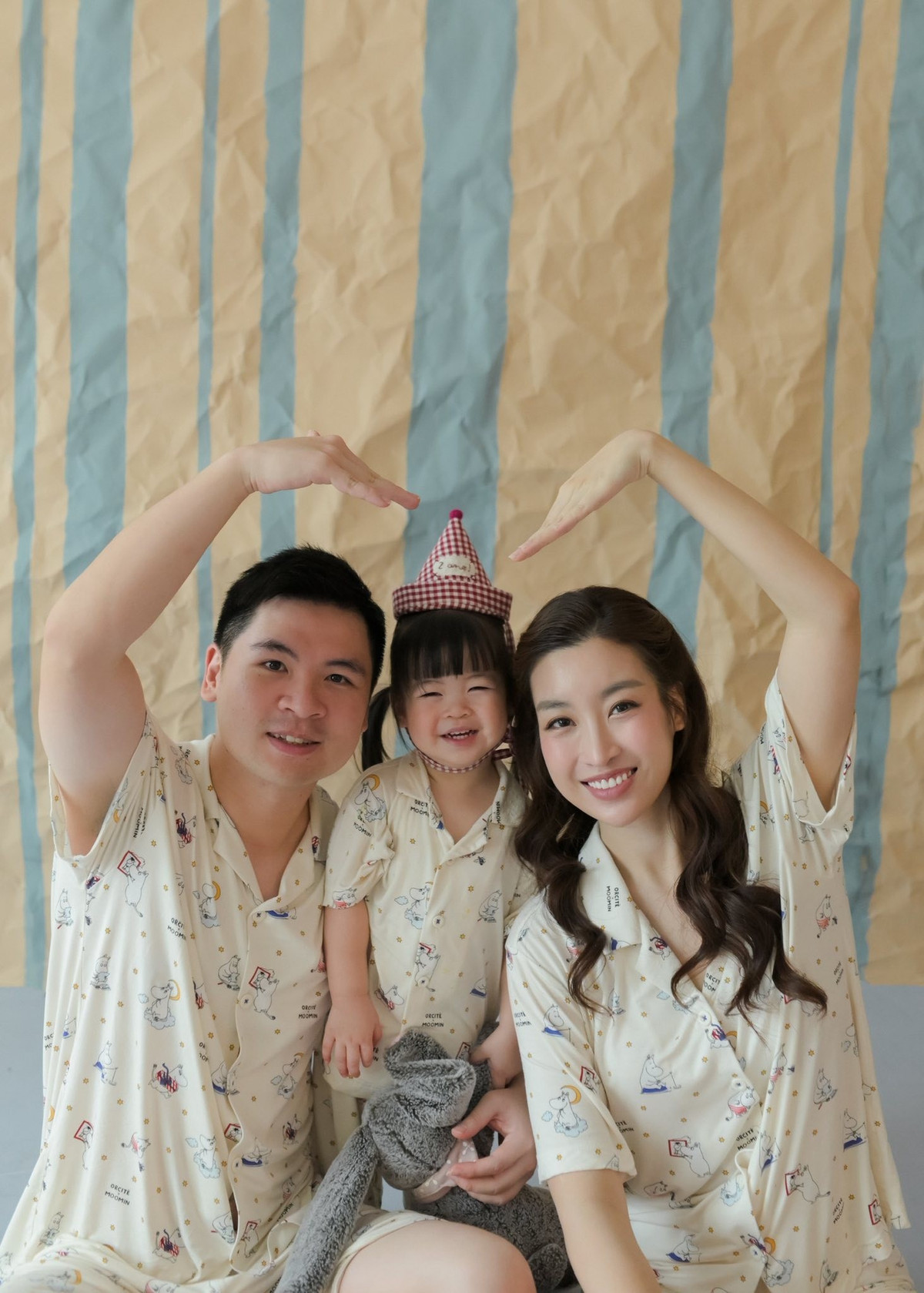 Mừng sinh nhật ông xã Đỗ Vinh Quang, hoa hậu Đỗ Mỹ Linh cùng con gái Titi lên đồ pyjama đồng điệu chụp bộ ảnh đáng yêu. Ảnh: FB My Linh Do