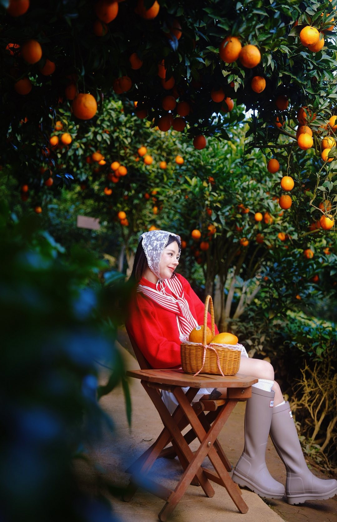 Trong từng khung hình, cặp đôi trao nhau ánh nhìn đầy yêu thương, nụ cười rạng rỡ và những khoảnh khắc gần gũi tự nhiên.