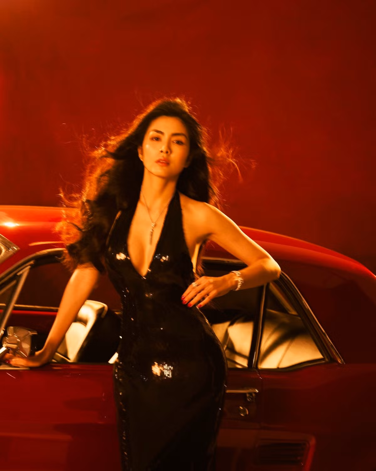 Điều khiến công chúng ngưỡng mộ ở Tăng Thanh Hà không chỉ là nhan sắc “không tuổi” mà còn là cách cô lựa chọn sống: không bon chen, không phô trương, chỉ tập trung vun vén hạnh phúc và tận hưởng cuộc sống theo cách riêng.