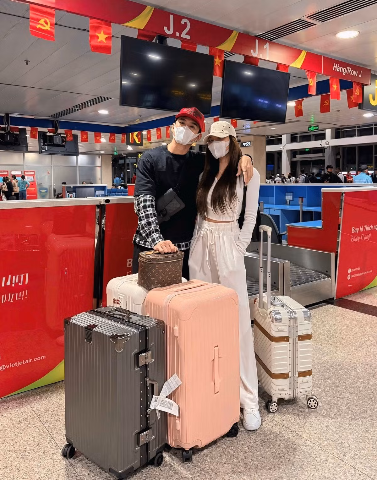 Thúy Diễm và Lương Thế Thành tình tứ chụp hình ở sân bay trước khi du lịch. Ảnh: FB Nguyễn Ngọc Thúy Diễm