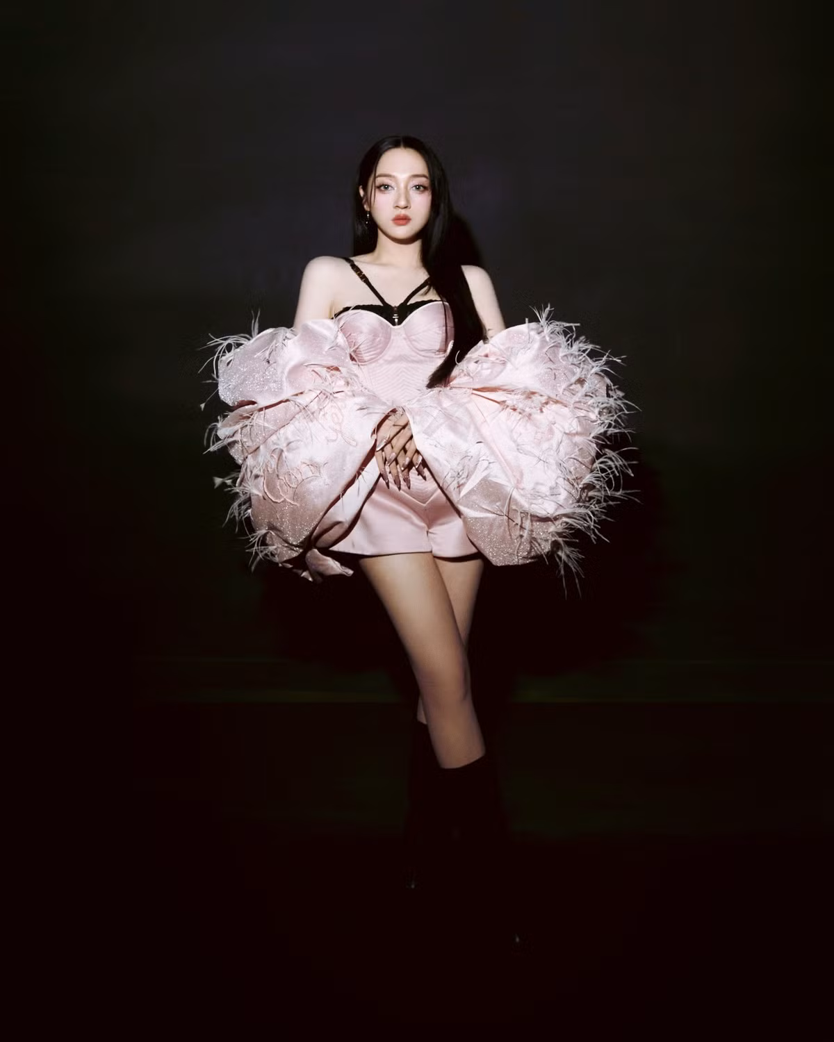 Mỗi khi diện các thiết kế ngắn, cô nàng lại càng trở nên nổi bật và thu hút.