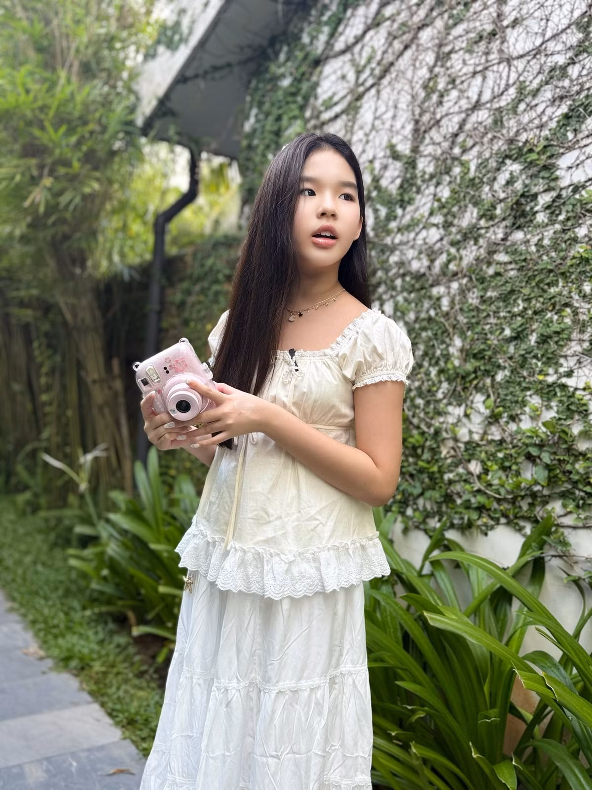 Ở tuổi 12, cô bé gây ấn tượng với vẻ ngoài xinh xắn, phong thái chuyên nghiệp và sự tự tin mỗi khi xuất hiện trước công chúng. Ảnh: FB Nguyen Xuan Lan