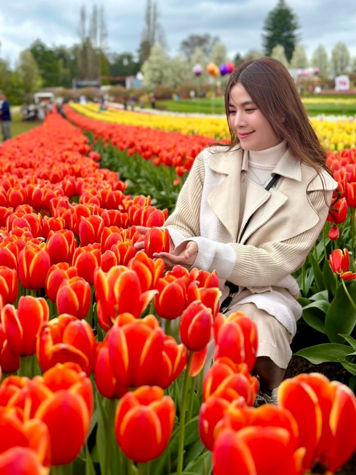Kha Ly và Thanh Duy tham quan lễ hội Hoa Tulip tại Melbourne. Ảnh: FB Lại Thị Kha Ly
