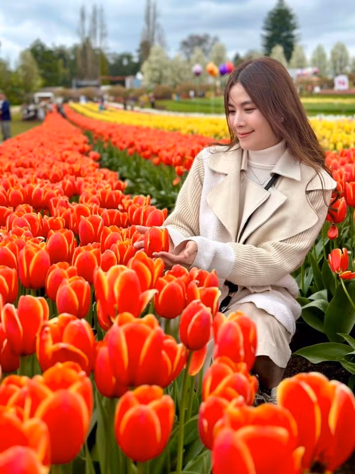 Kha Ly và Thanh Duy tham quan lễ hội Hoa Tulip tại Melbourne. Ảnh: FB Lại Thị Kha Ly