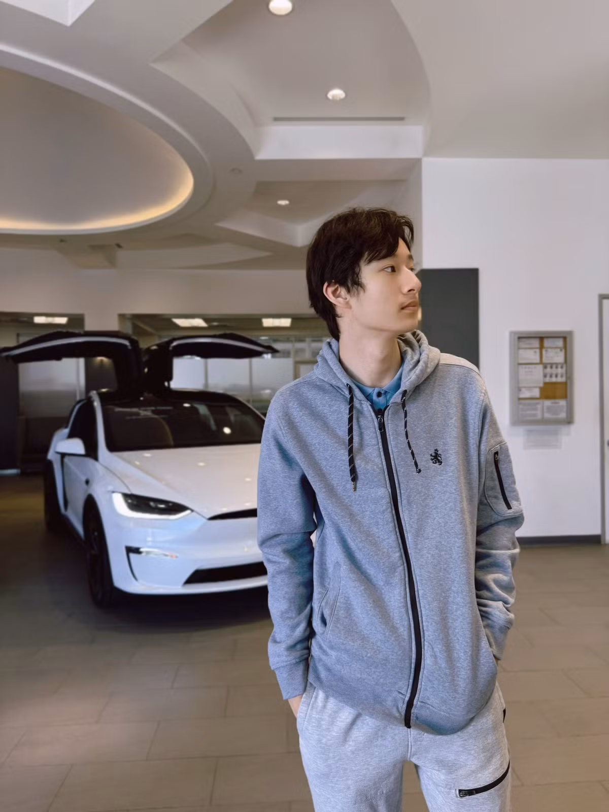 Hoa hậu Jennifer Phạm cho biết trong chuyến về Mỹ ngắn ngày, cô dành thời gian cùng con trai đầu lòng – Bảo Nam đi chọn mua ôtô.