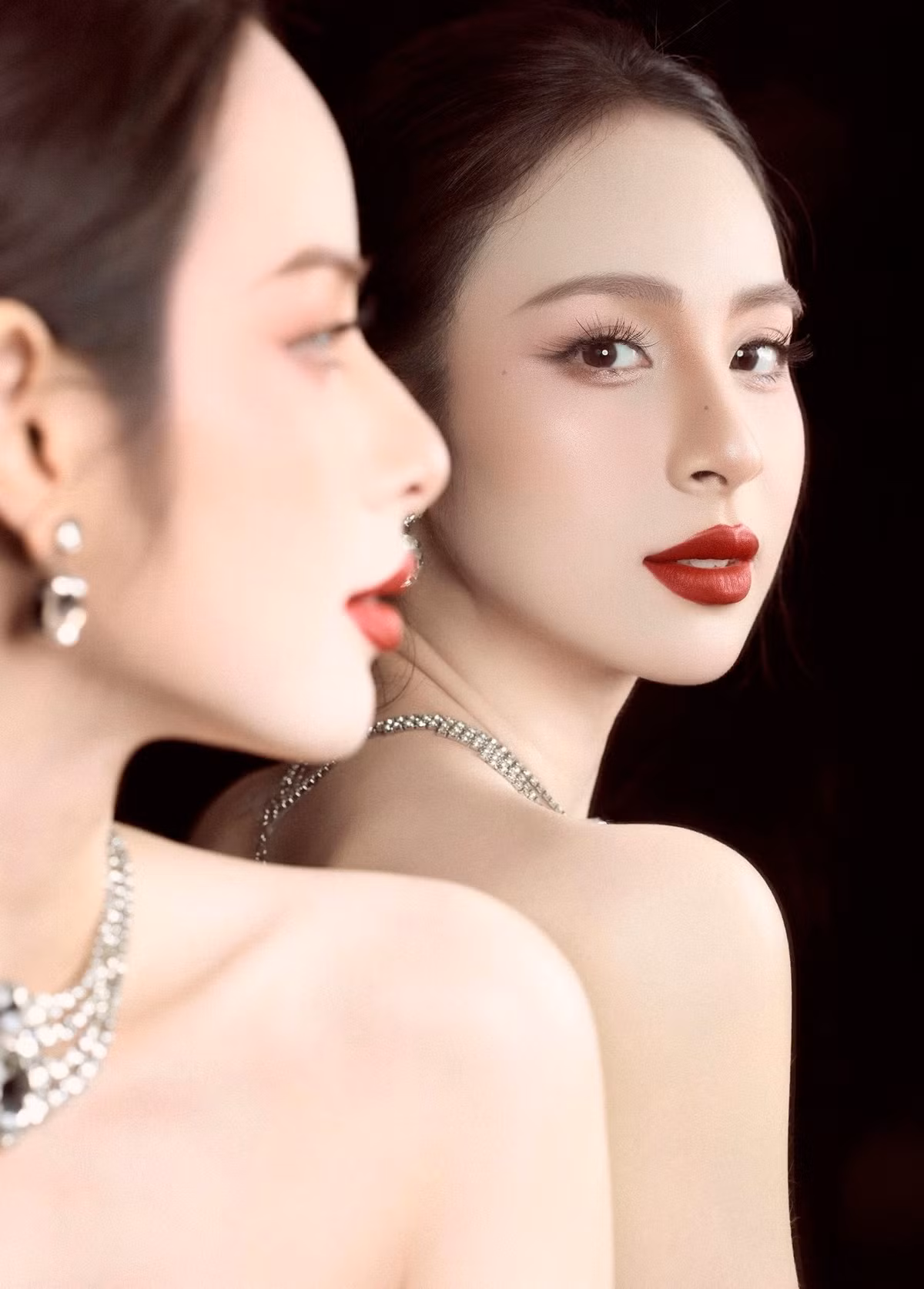 Cô chọn kiểu tóc búi gọn gàng, kết hợp với lối makeup đậm sắc sảo, nhấn mạnh vào đôi mắt và bờ môi. Sự kết hợp này không chỉ tôn lên gương mặt thanh thoát mà còn toát lên thần thái vô cùng sang trọng, quý phái, khiến cô được ví như một "nữ thần" thực thụ.