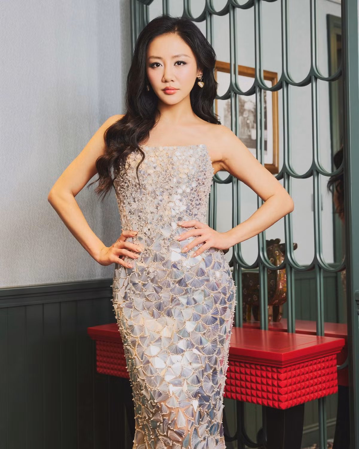 Nếu trước đây cô gắn liền với hình ảnh nhẹ nhàng, nữ tính thì nay nữ ca sĩ linh hoạt hơn trong cách xây dựng hình tượng, mạnh dạn thử nghiệm những trang phục gợi cảm, hiện đại.