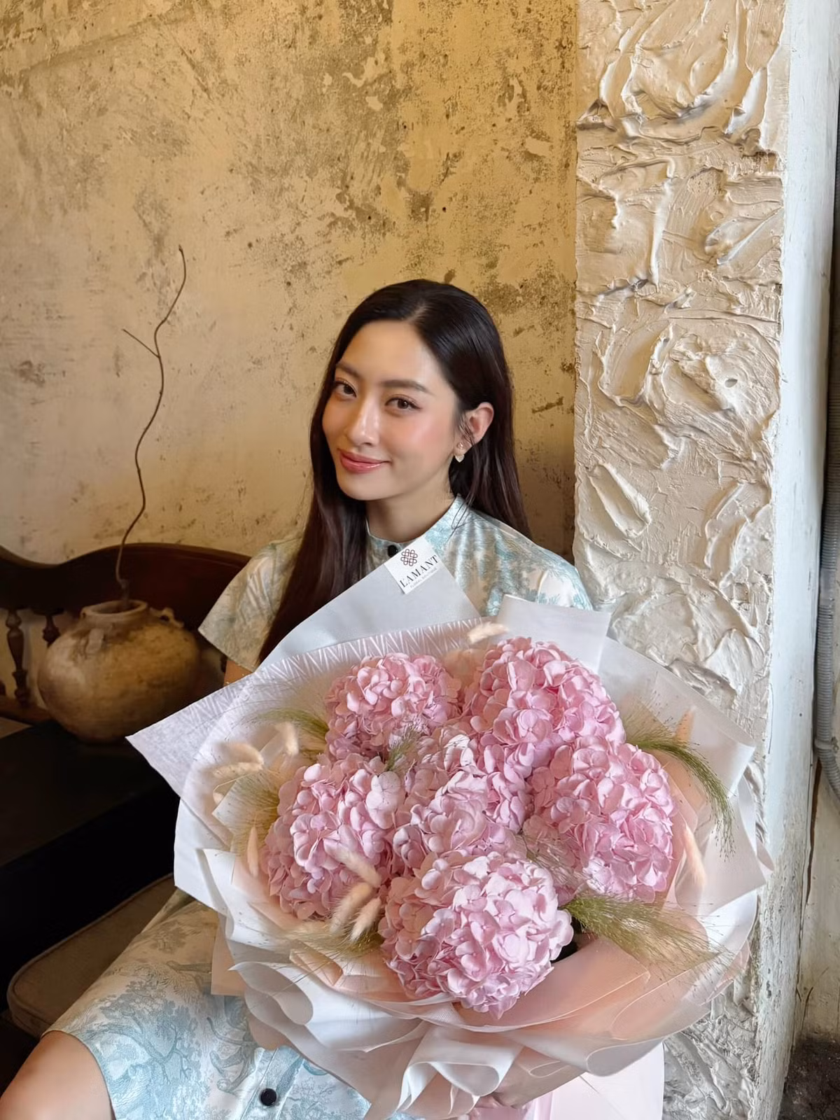 Lương Thuỳ Linh chụp ảnh với hoa cẩm tú cầu. Ảnh: FB Lương Thùy Linh