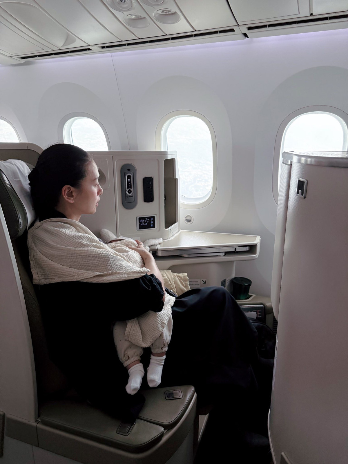 Ngô Thanh Vân chia sẻ khoảnh khắc lần đầu đi máy bay của con gái. Ảnh: FB Ngo Thanh Van