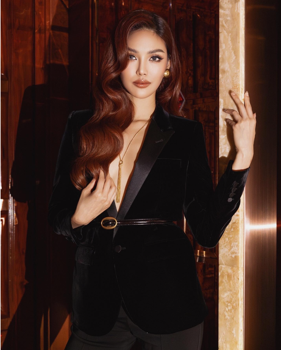 Lan Khuê, 33 tuổi, đăng quang Siêu mẫu Việt Nam 2013, Hoa khôi Áo dài Việt Nam 2014, vào top 11 Miss World 2015. Cô kết hôn với Việt kiều Canada - John Tuấn Nguyễn - năm 2018 và sinh con trai một năm sau đó.