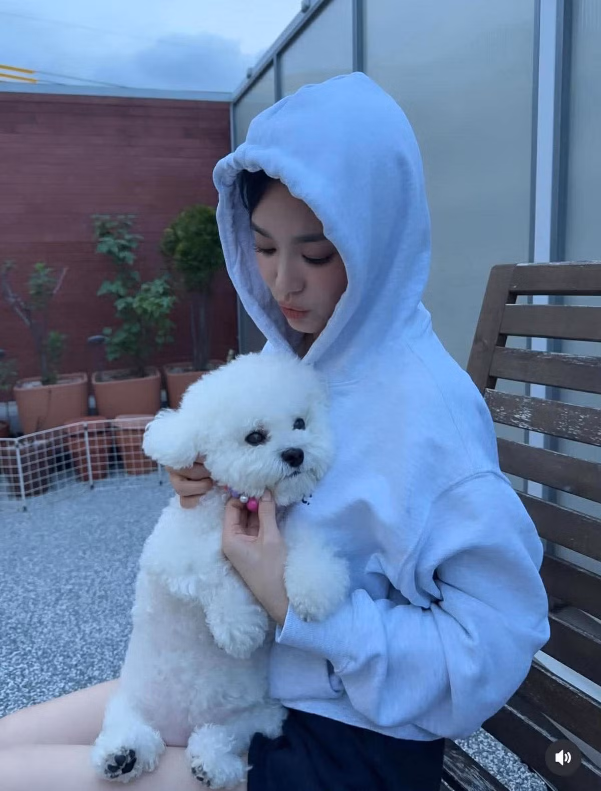 Bên cạnh những hình ảnh công việc, cô cũng đăng tải ảnh gặp gỡ bạn bè. Những hình ảnh gần gũi, tự nhiên của người đẹp thu hút nhiều sự chú ý của công chúng.