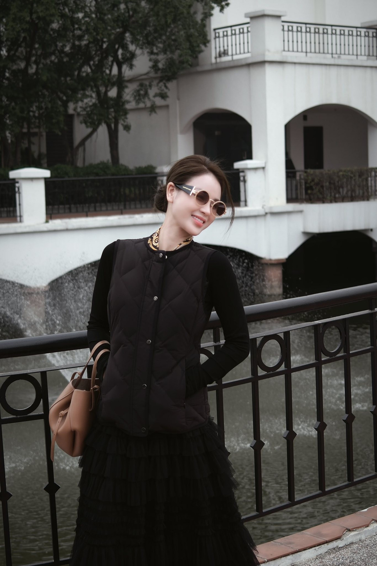 Diễn viên Lương Thu Trang tận hưởng thời gian thảnh thơi đi dạo phố, mua sắm ngày cuối năm sau khi hoàn thành các dự án phim. Ảnh: FB Lương Thu Trang