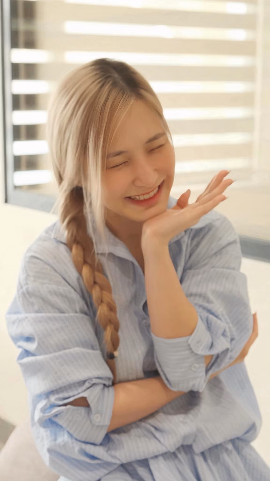 Cô thường xuyên lựa chọn những bộ trang phục tinh tế, nhẹ nhàng nhưng vẫn tôn lên vóc dáng và phong cách cá nhân. Ảnh: FB Hương Tràm Phạm