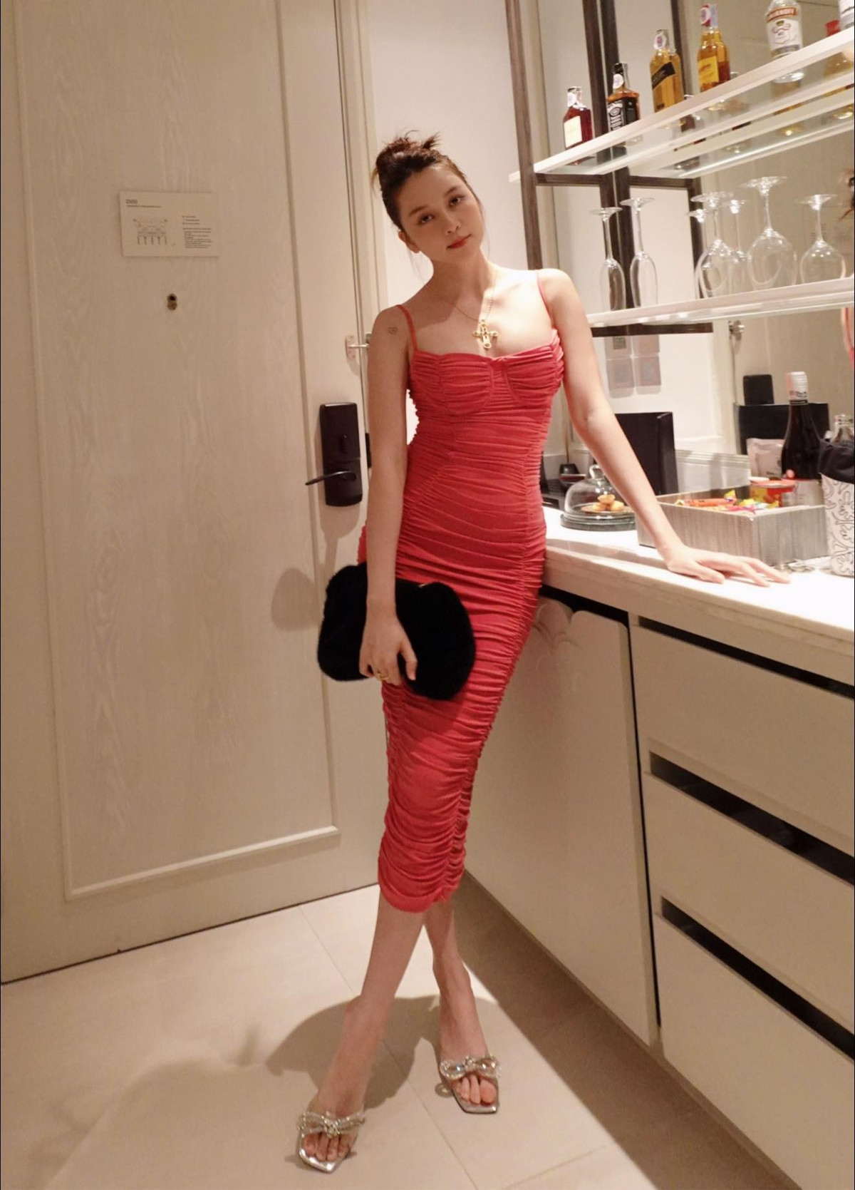 Đôi chân thon dài là lợi thế của người đẹp U40. Ảnh: FB Thiều Bảo Trang