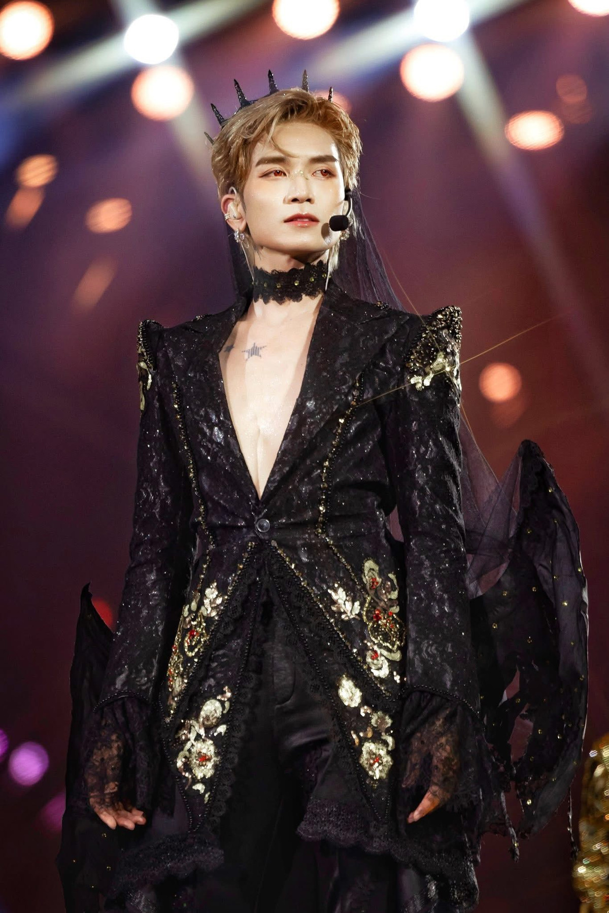 BB Trần tiếp tục xả ảnh trên sân khấu Concert Anh trai. Ảnh: FB BB Trần