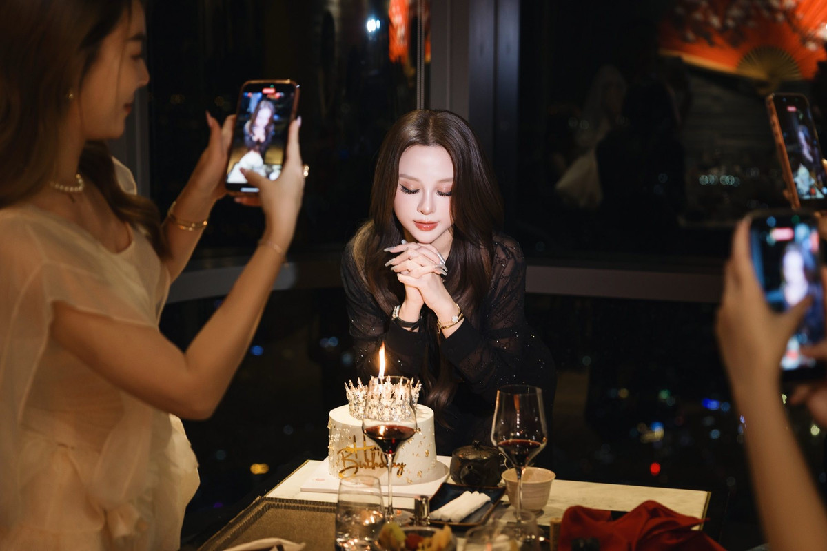 Có thể nói, sau nhiều năm, Huyền Baby vẫn là một trong những biểu tượng nhan sắc nổi bật của showbiz Việt. Ảnh: FB Đặng Ngọc Huyền