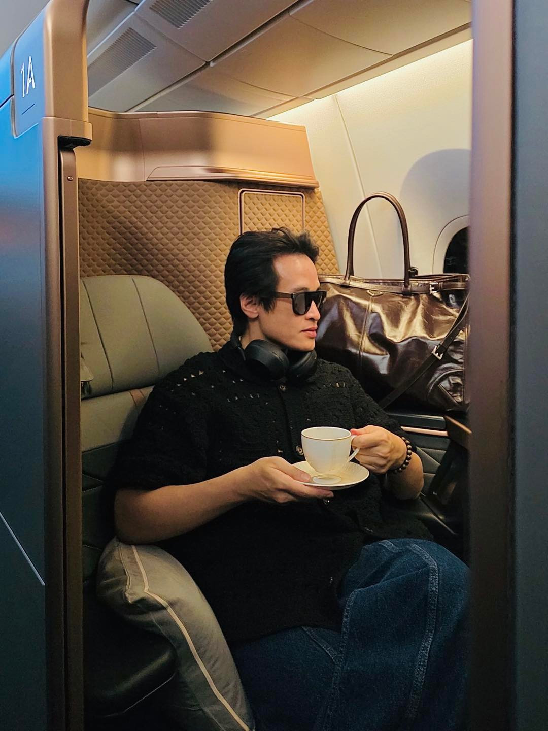 Trên chuyến bay hạng thương gia, ca sĩ Hà Anh Tuấn ngồi lặng, trầm ngâm suy ngẫm về cuộc đời. Ảnh: FB Hà Anh Tuấn
