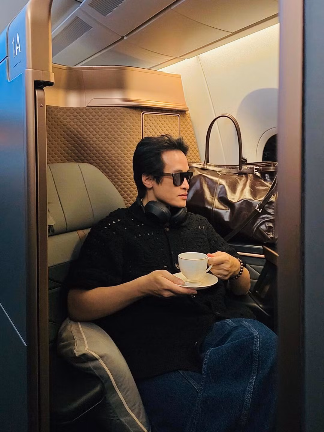 Trên chuyến bay hạng thương gia, ca sĩ Hà Anh Tuấn ngồi lặng, trầm ngâm suy ngẫm về cuộc đời. Ảnh: FB Hà Anh Tuấn