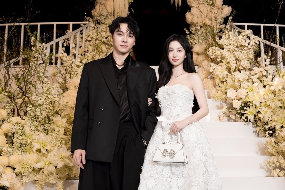 Sao nam 9X còn sở hữu gu thời trang cá tính, biến hóa linh hoạt từ lịch lãm đến năng động, giúp anh thu hút gần 2 triệu người theo dõi trên mạng xã hội.