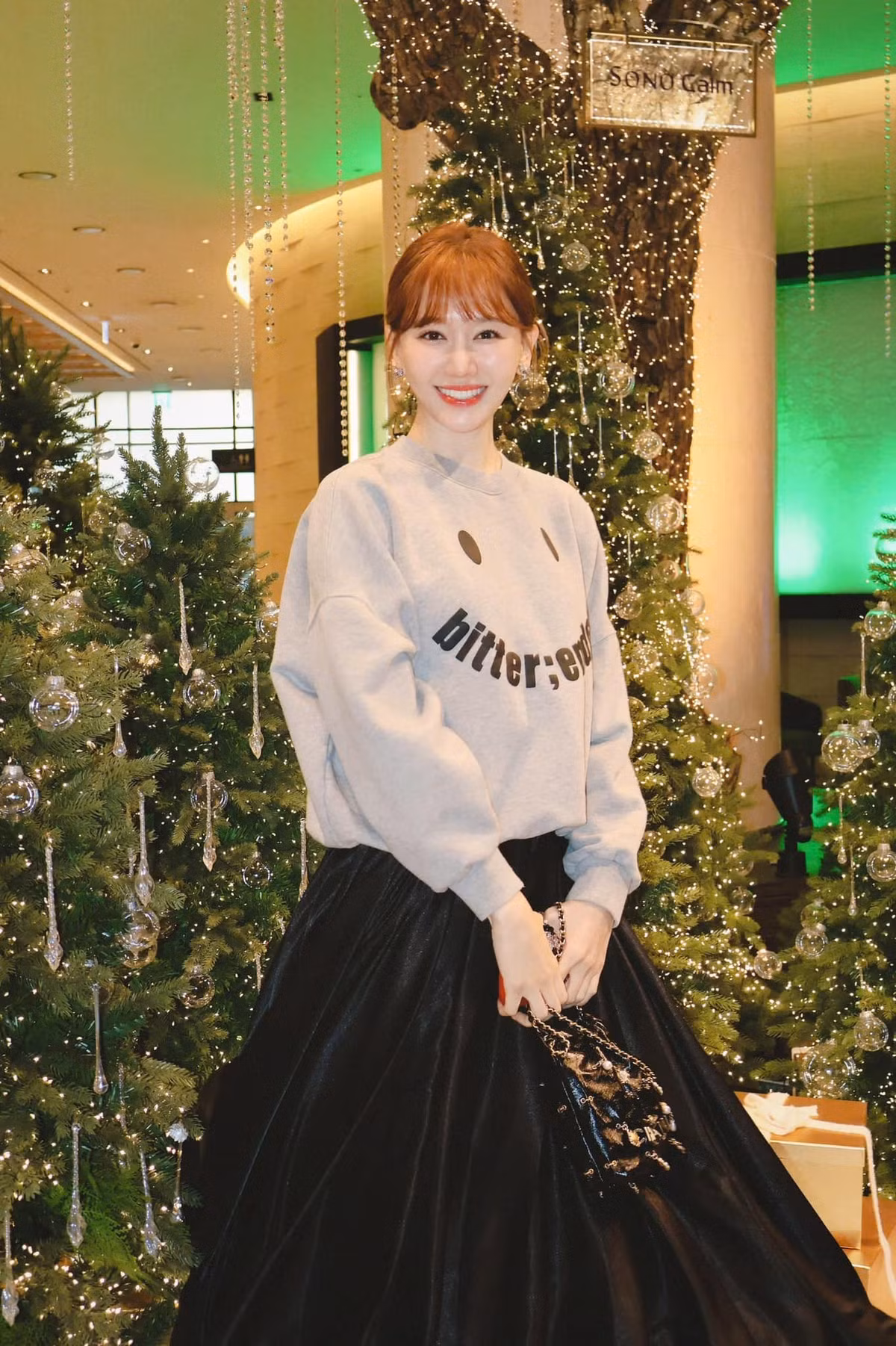 Mỹ nhân 40 tuổi chọn các trang phục trẻ trung và bắt mốt như các cô gái đôi mươi. Ảnh: FB Hariwon