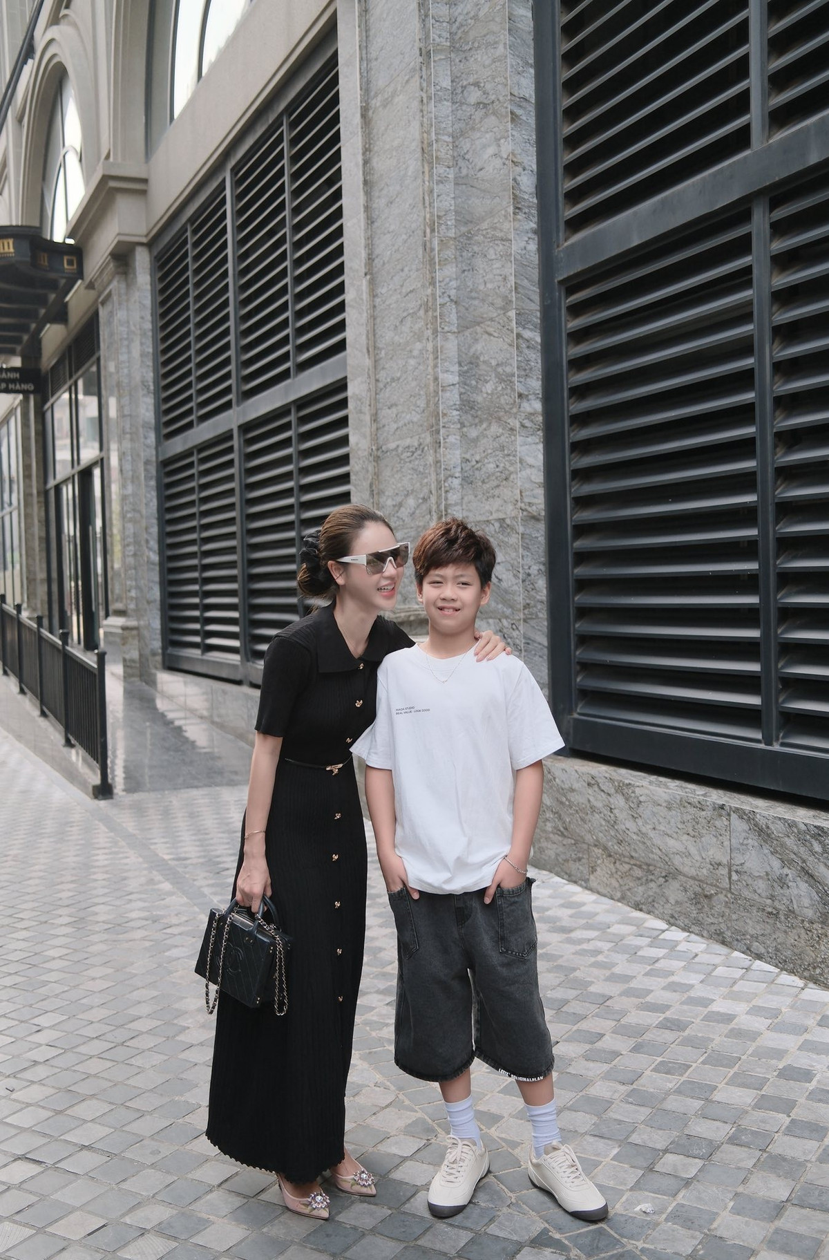 Minh Sơn được nhận xét thừa hưởng nhiều nét đẹp từ người mẹ nổi tiếng, từ gương mặt sáng, đôi mắt sâu cho đến thần thái.