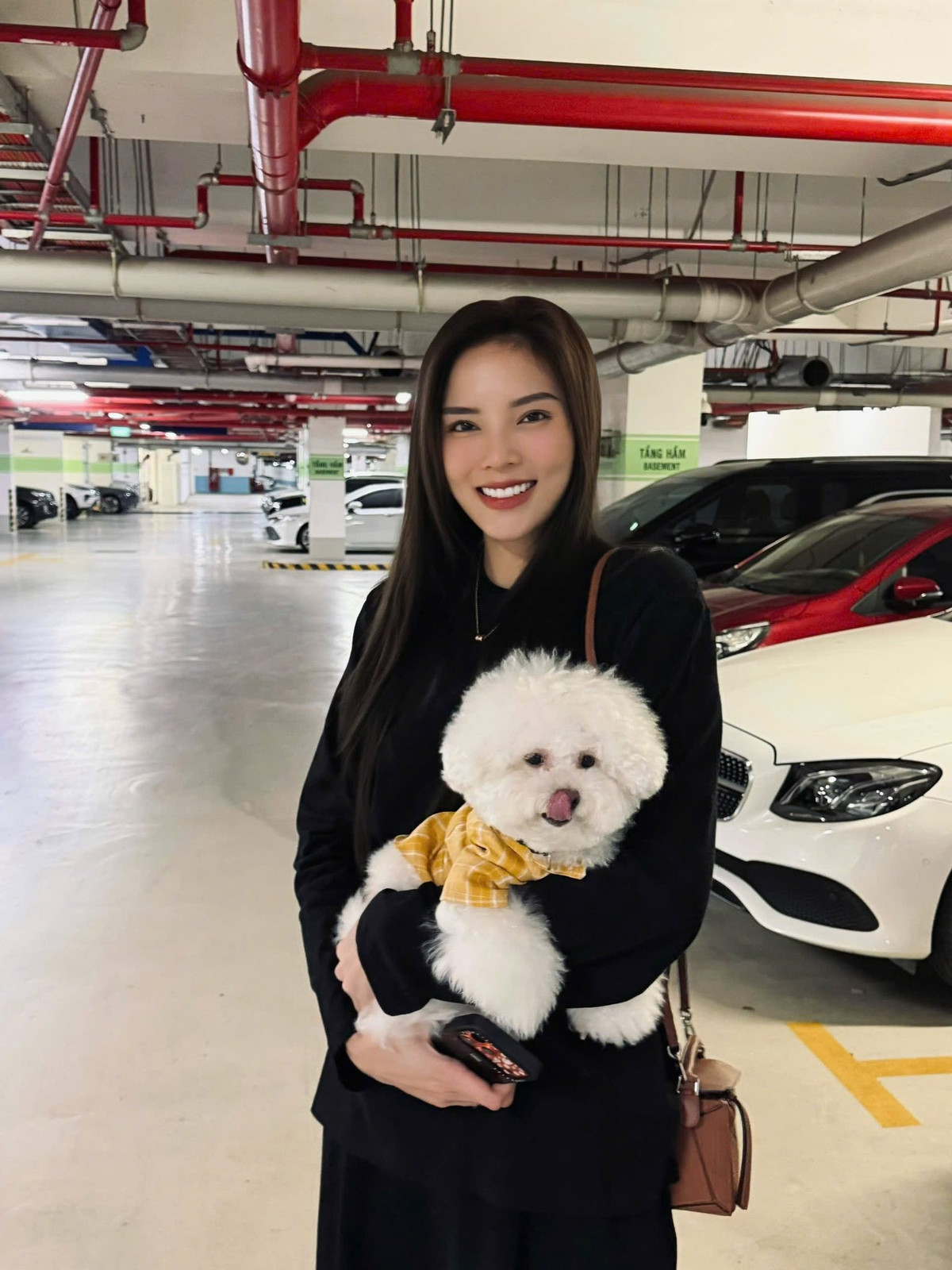 Hoa hậu Kỳ Duyên ôm cún cưng đi chơi. Ảnh: FB Nguyen Cao Ky Duyen