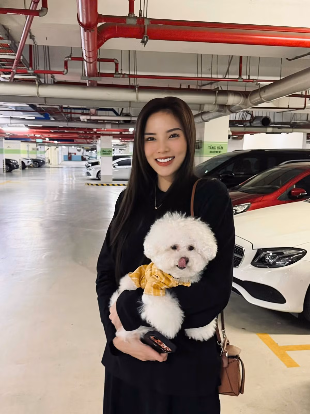 Hoa hậu Kỳ Duyên ôm cún cưng đi chơi. Ảnh: FB Nguyen Cao Ky Duyen