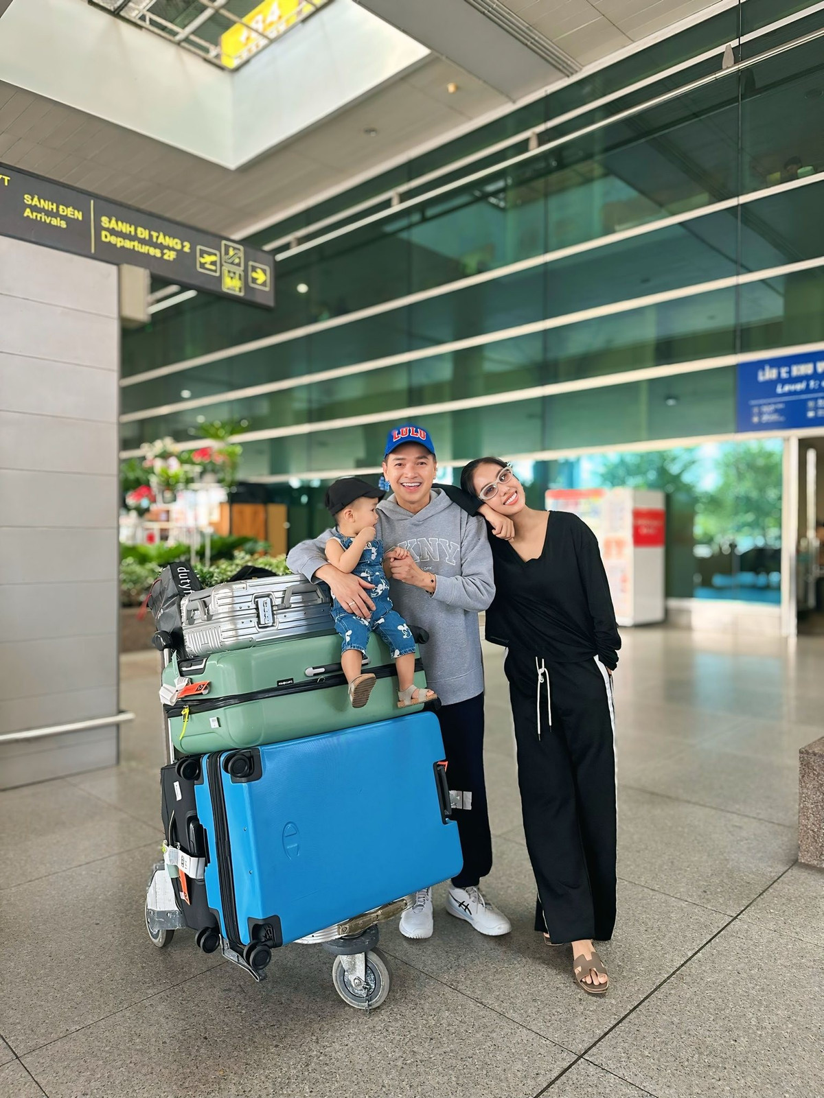 Nghệ sĩ Quang Minh khoe bạn gái 9X cùng con trai ra sân bay đón anh về nước. Ảnh: FB Quang Minh