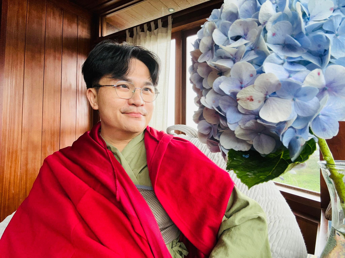 Trên trang cá nhân, nghệ sĩ Đại Nghĩa thông báo mình đã ổn sau cú ngã ở sân khấu. Ảnh: FB Bùi Đại Nghĩa