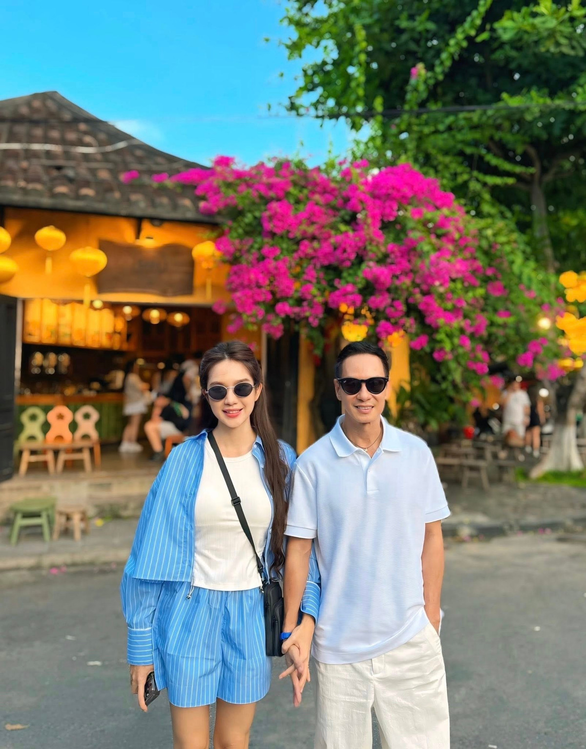 Vợ chồng Lý Hải - Minh Hà nắm tay dạo phố Hội An. Ảnh: FB Ly Hai Minh Ha