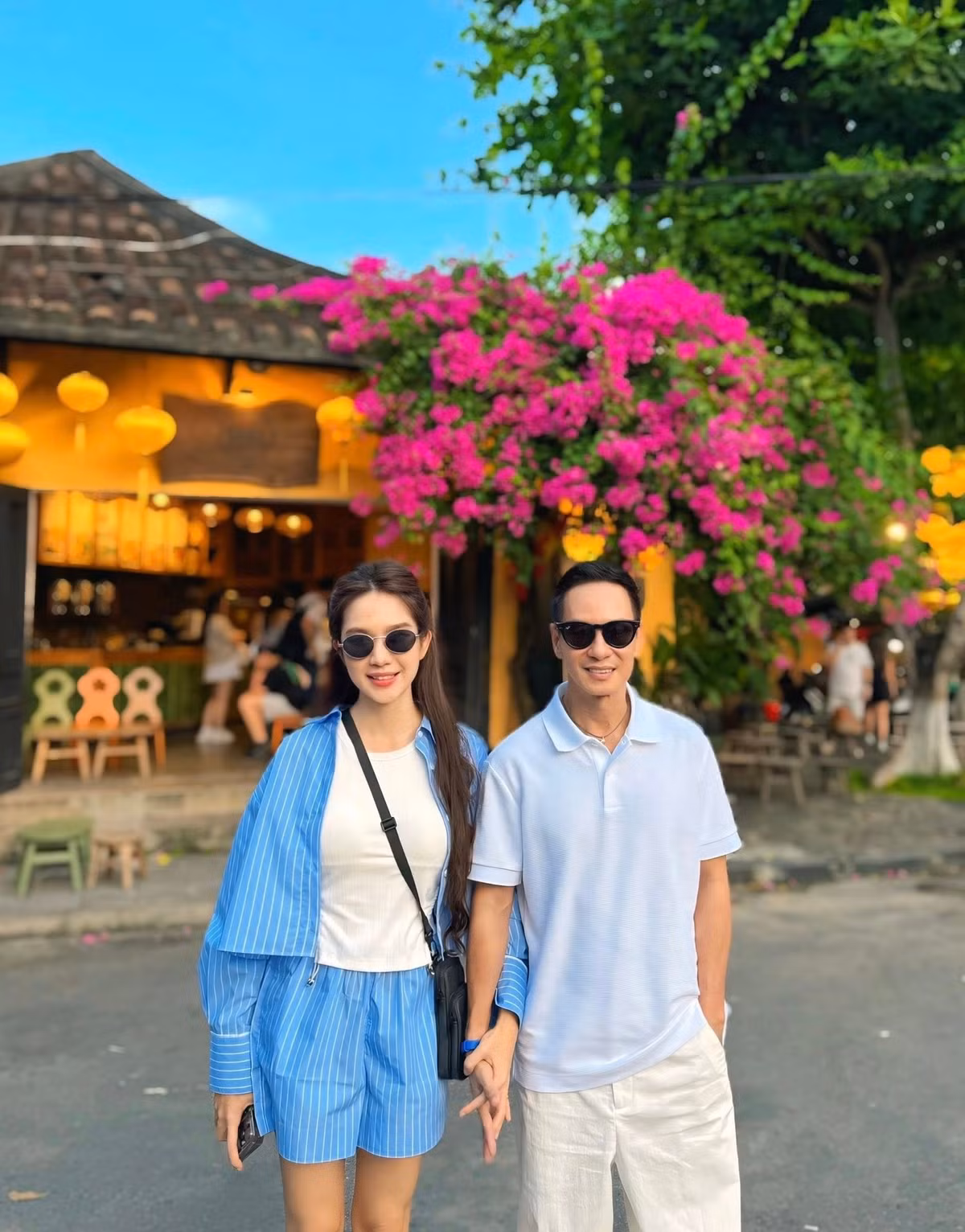 Vợ chồng Lý Hải - Minh Hà nắm tay dạo phố Hội An. Ảnh: FB Ly Hai Minh Ha
