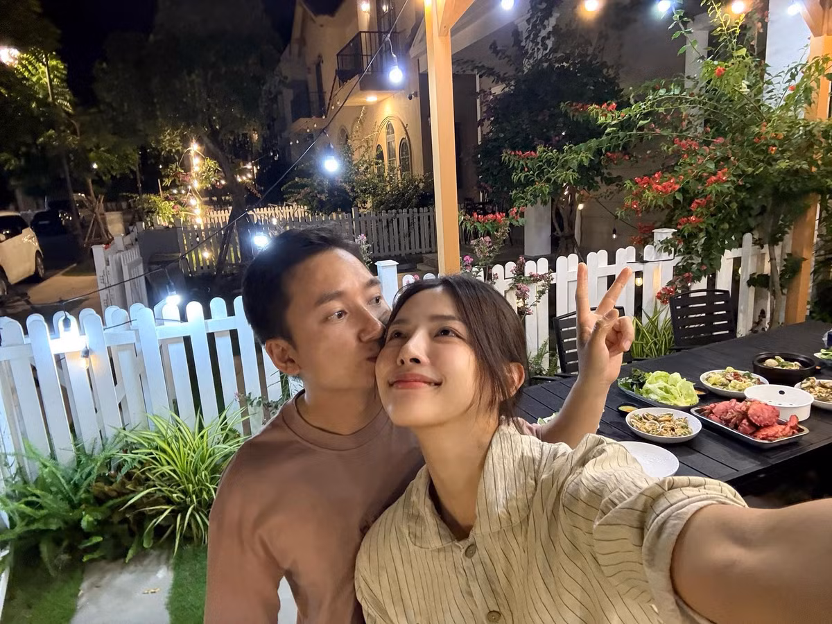 Cả hai vẫn gặp những mâu thuẫn như mọi cặp vợ chồng khác, nhưng quan trọng là họ luôn làm hòa rất nhanh. Sau ngần ấy năm, sự đồng cảm, tôn trọng và nỗ lực giữ gìn tình cảm giúp họ thêm gắn kết.