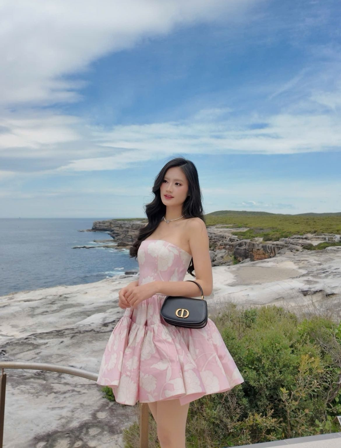 Trên trang cá nhân, Hoa hậu Ý Nhi vừa chia sẻ loạt ảnh diện váy hồng nhạt dáng xoè ngắn, khoe vai trần và lưng trần gợi cảm ở Australia.