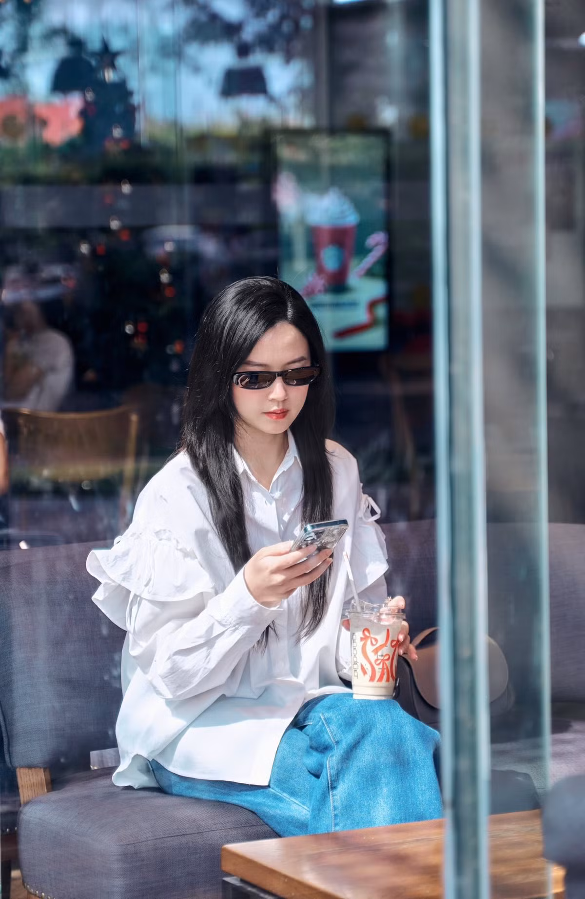 Trong loạt ảnh vừa chia sẻ, nữ diễn viên Midu thu hút sự quan tâm của người hâm mộ với vẻ ngoài trẻ trung, tươi tắn.