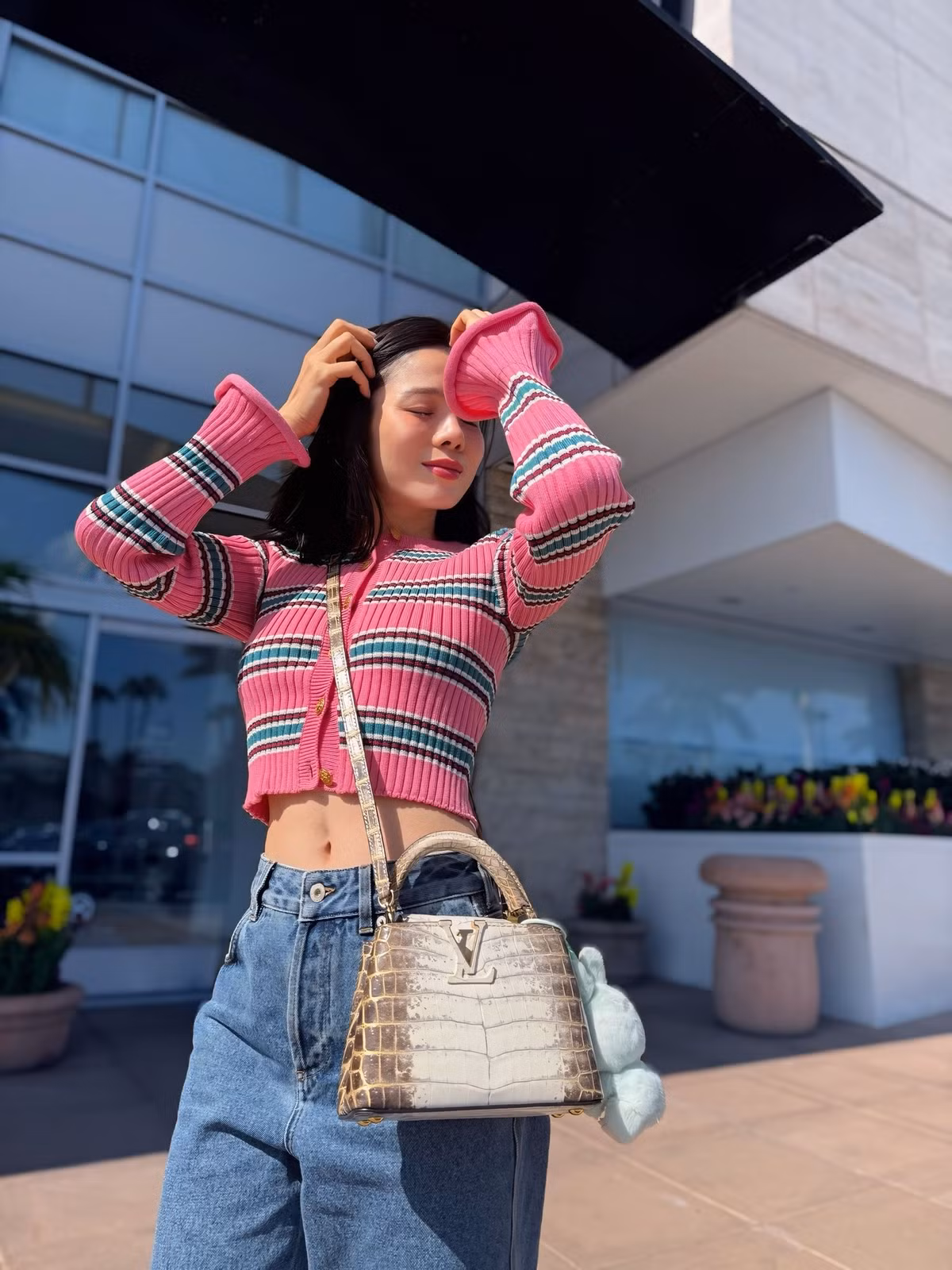 Ca sĩ Lệ Quyên diện túi LV da cá sấu bạch tạng, tạo dáng dưới nắng chiều. Ảnh: FB Lệ Quyên