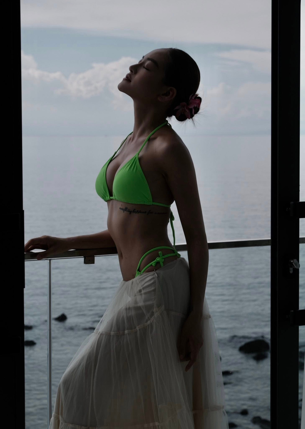 Một trong những điểm khiến nữ diễn viên sinh năm 1995 này luôn thu hút sự chú ý là việc cô thường xuyên tự tin diện những bộ bikini hai mảnh, khoe trọn đường cong cơ thể đầy đặn, quyến rũ. Ảnh: FB Thuỳ Anh