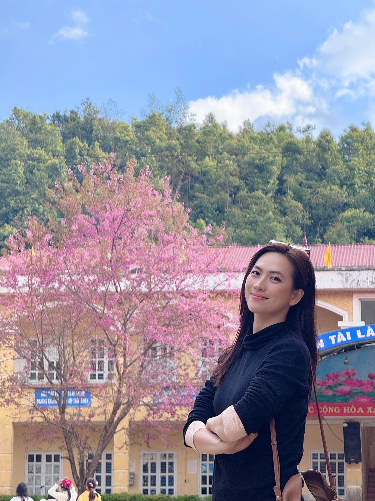 Trên trang cá nhân, cô thường xuyên khoe cận mặt mộc, tự tin để lộ nhan sắc không tì vết.