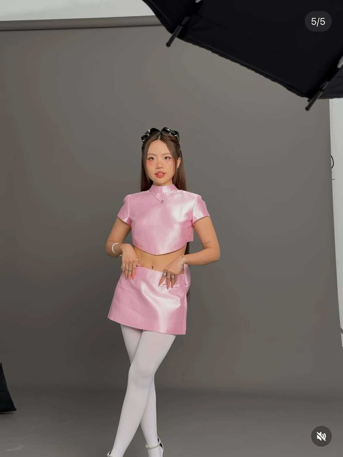 Dù không hở quá đà, nhưng outfit của Phương Mỹ Chi vẫn đủ khiến netizen “dậy sóng” vì khác xa hình ảnh kín đáo, nhẹ nhàng mà công chúng từng quen thuộc.