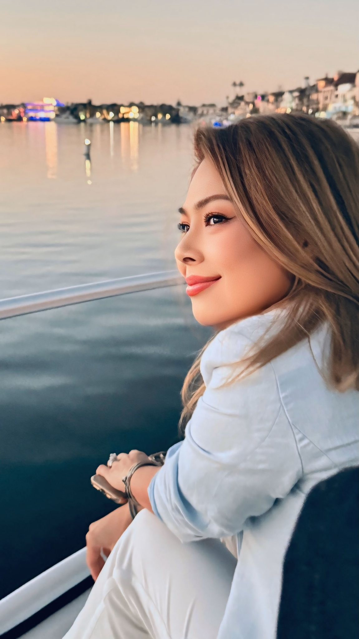 Ca sĩ Thanh Thảo ngắm hoàng hôn trên biển, trong chuyến du lịch sang nước Mỹ. Ảnh: FB Thanh Thảo