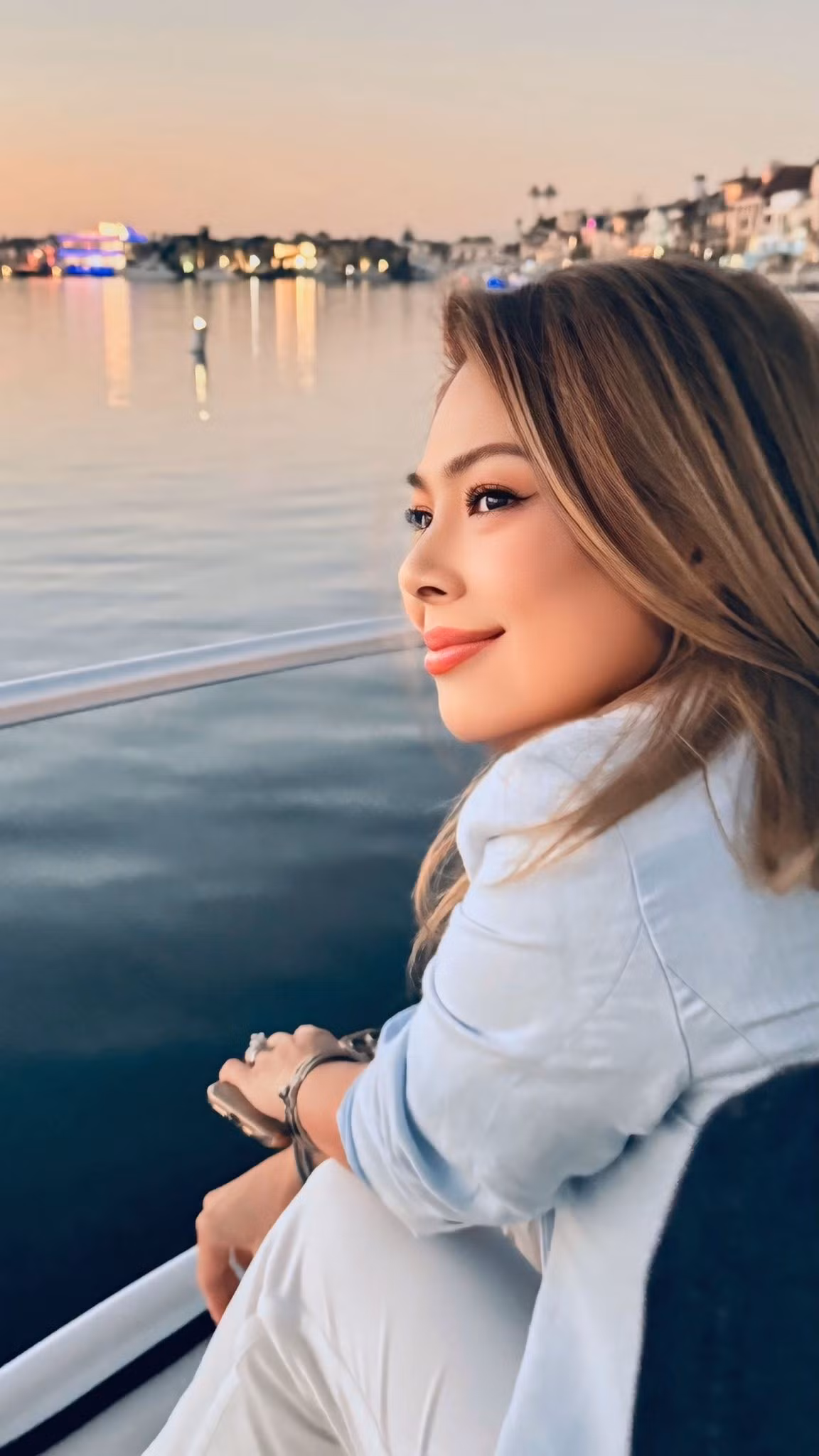 Ca sĩ Thanh Thảo ngắm hoàng hôn trên biển, trong chuyến du lịch sang nước Mỹ. Ảnh: FB Thanh Thảo