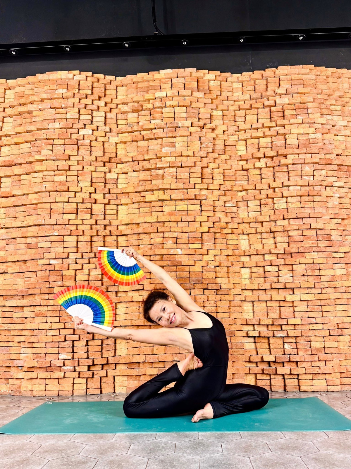 Vóc dáng của mẹ ruột Hồ Ngọc Hà trẻ trung hơn so với tuổi.