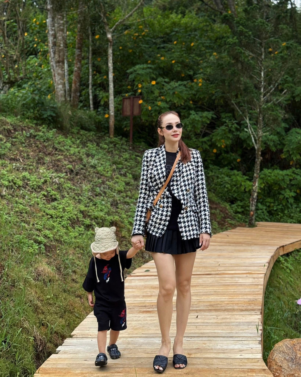 Ca sĩ Minh Hằng dạo chơi cùng con trai. Ảnh: FB Minh Hằng