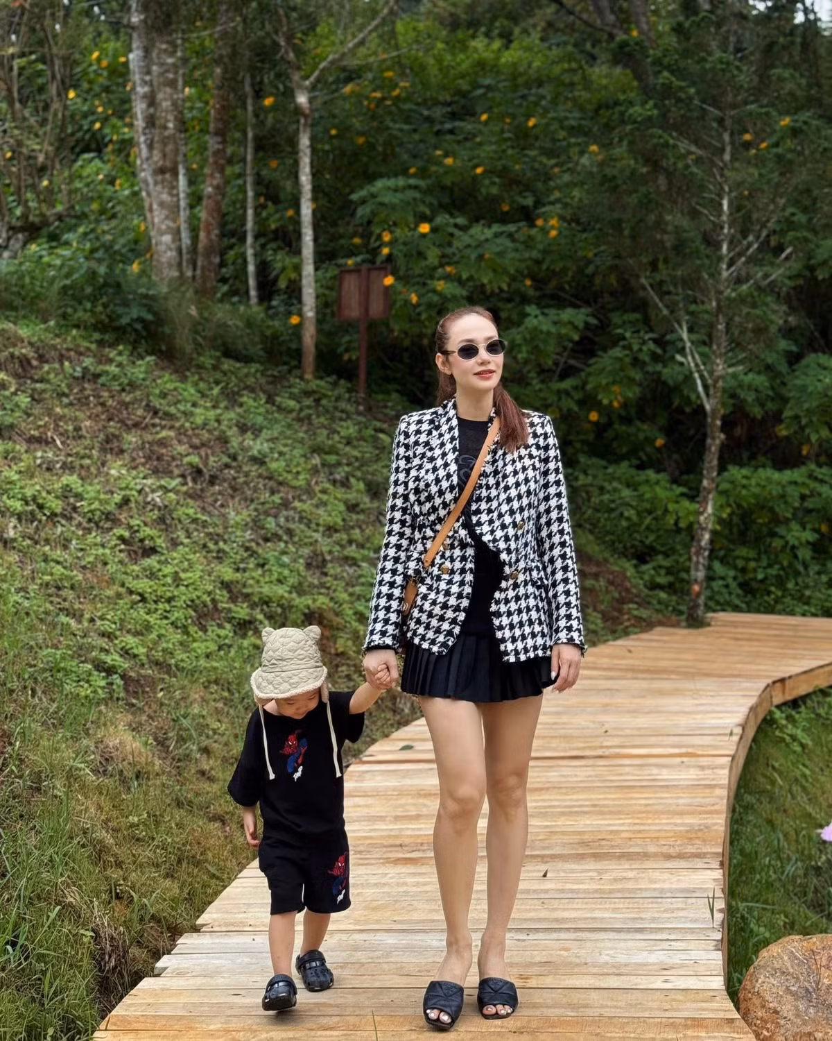 Ca sĩ Minh Hằng dạo chơi cùng con trai. Ảnh: FB Minh Hằng